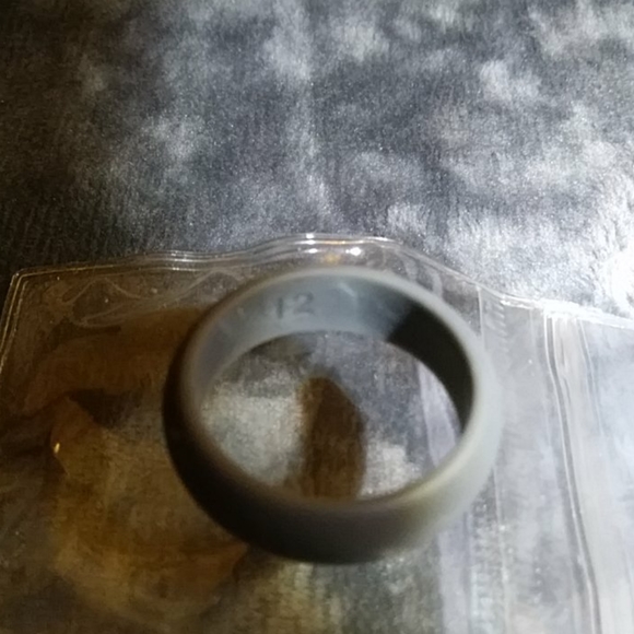 Pocket Silicone ring/Grey size 12 free if bundled - Picture 2 of 2